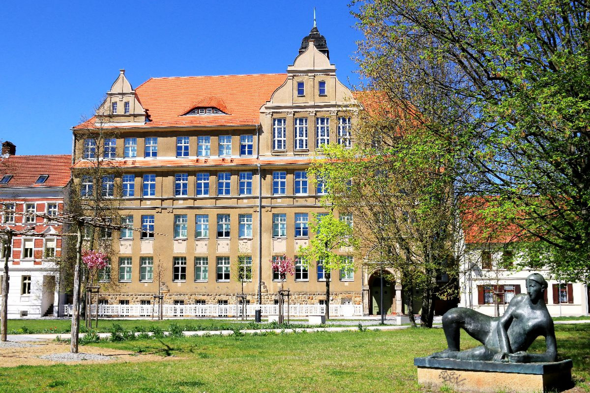 Stendal, Rudolf-Hildebrandt-Gymnasium mit der Statue 'Die Liegende'