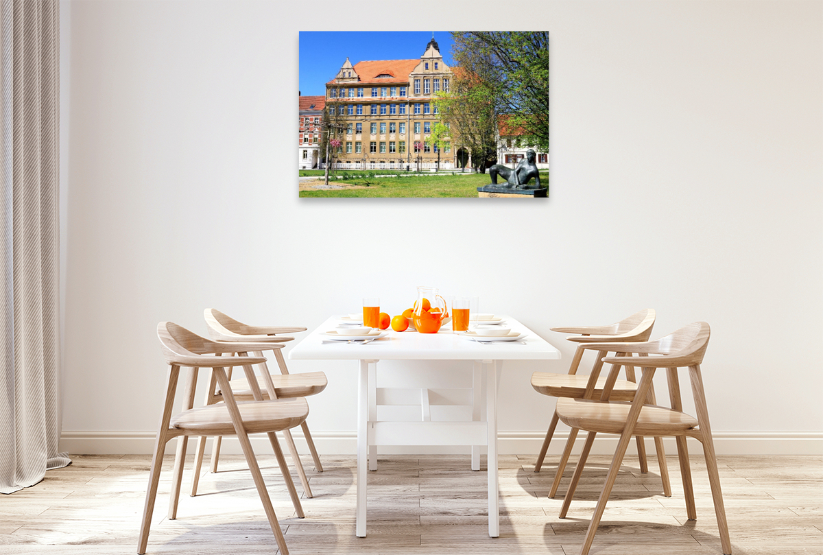 Stendal, Rudolf-Hildebrandt-Gymnasium mit der Statue 'Die Liegende'