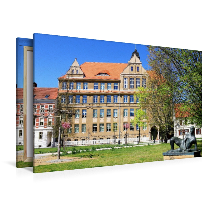 Stendal, Rudolf-Hildebrandt-Gymnasium mit der Statue 'Die Liegende'