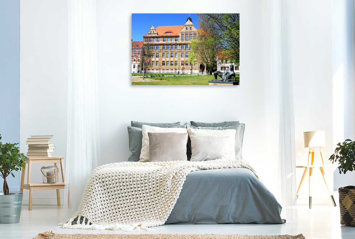 Stendal, Rudolf-Hildebrandt-Gymnasium mit der Statue 'Die Liegende'