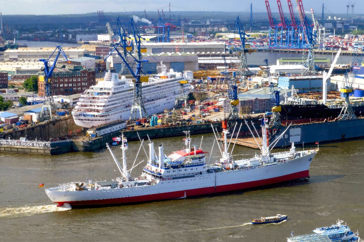 Hamburger Hafen Panorama mit Blick auf eine Werft