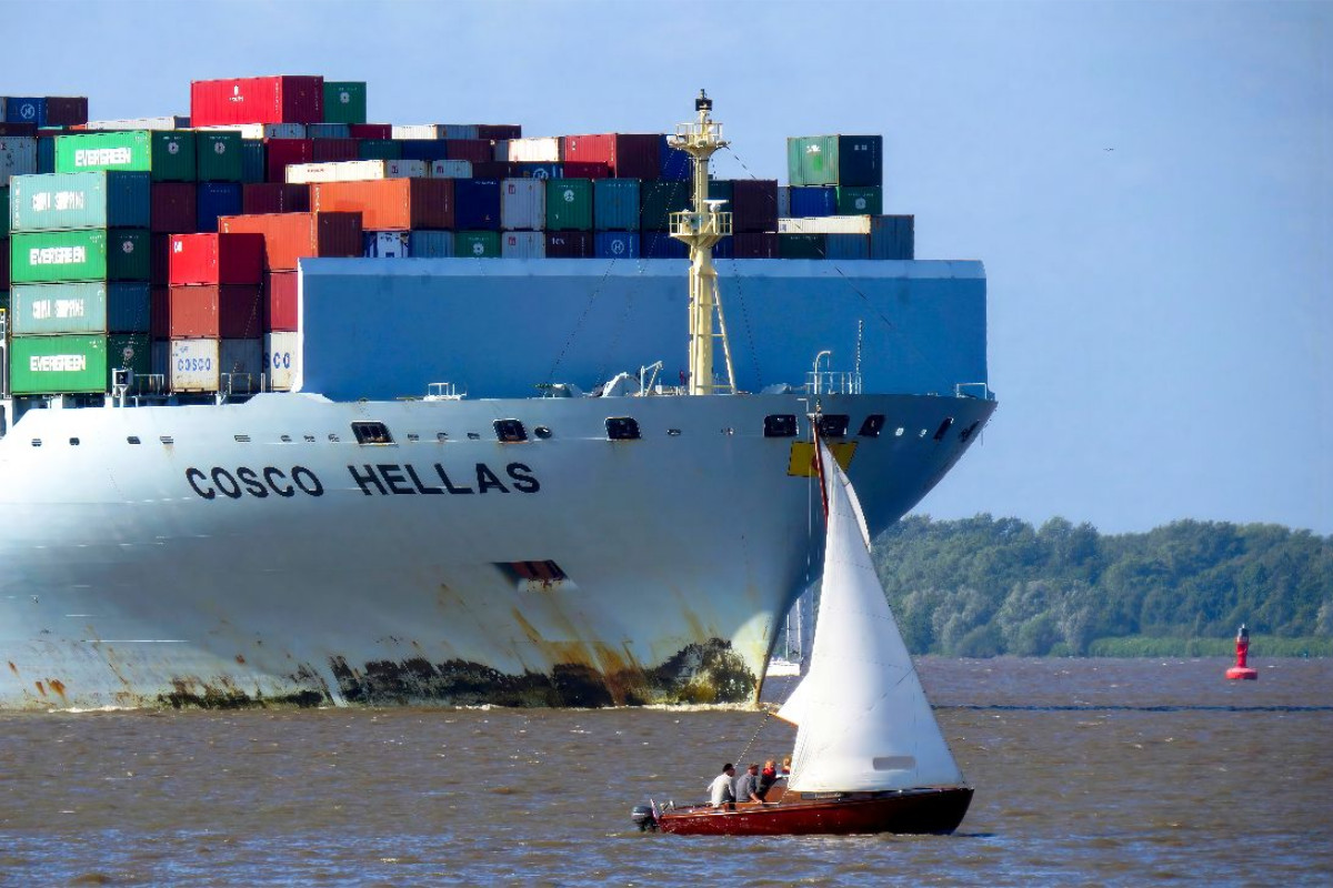 Container und Segler - welch ein Treffen