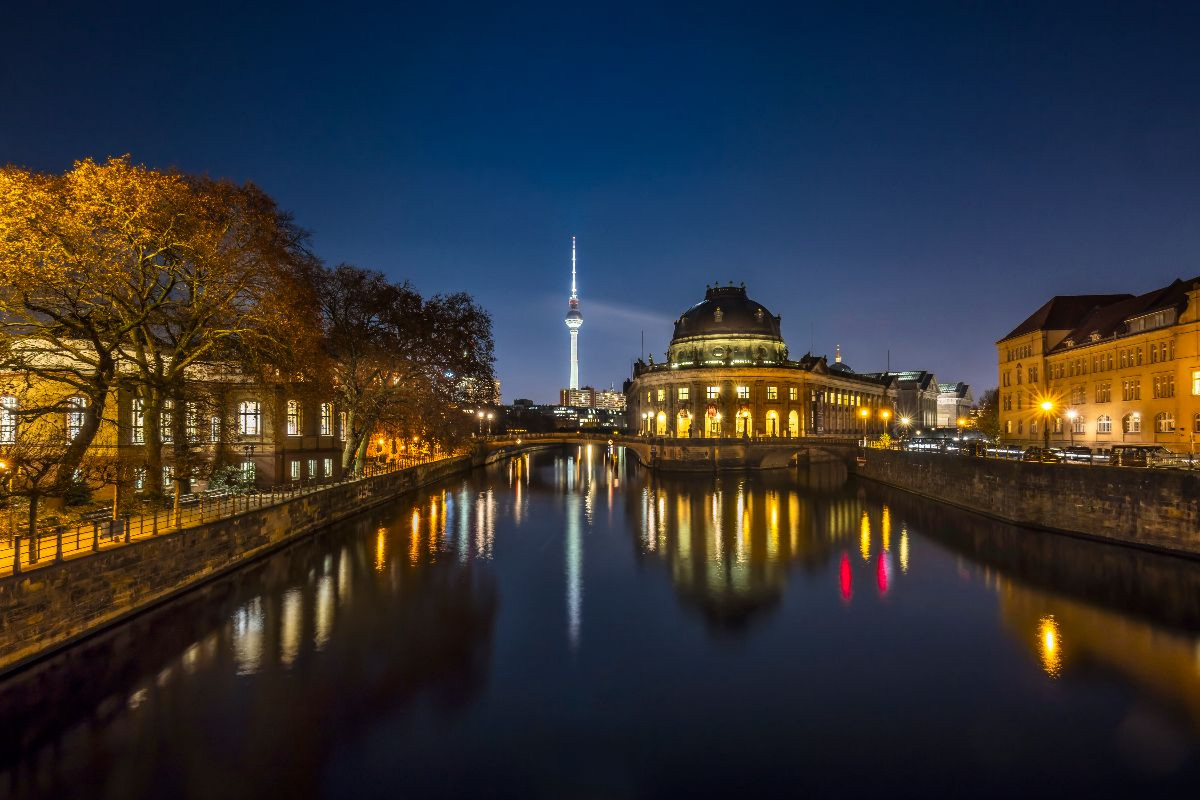 Museumsinsel in Berlin und Fernsehturm bei Nacht