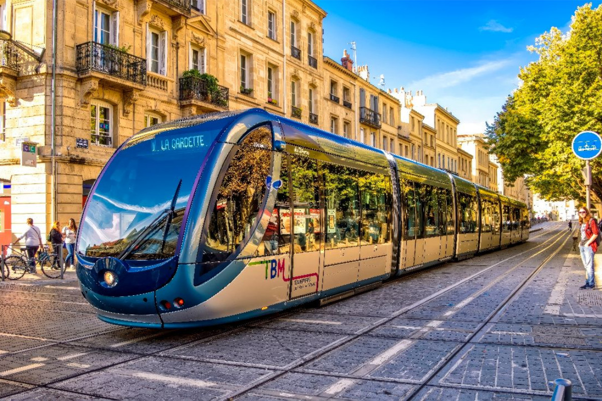Eine hochmoderne Tram, unterwegs in Bordeaux