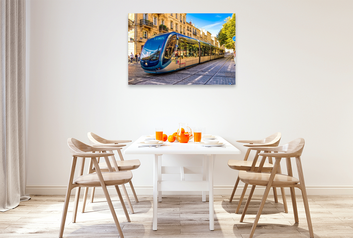 Eine hochmoderne Tram, unterwegs in Bordeaux