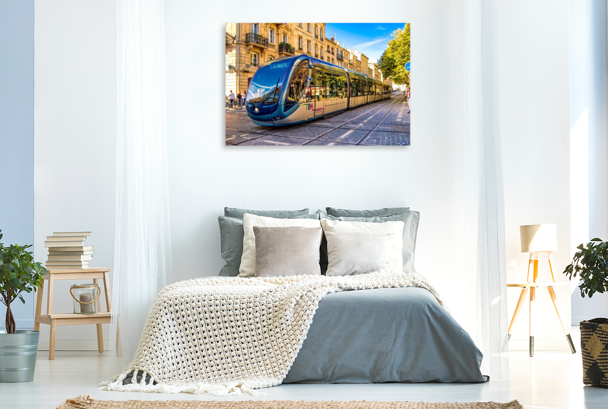 Eine hochmoderne Tram, unterwegs in Bordeaux