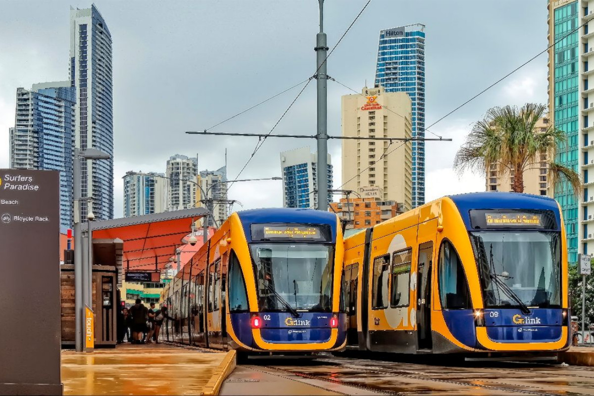 Zwei Straßenbahnwagen im Surfers Paradise, Gold Coast, Queensland, Australien