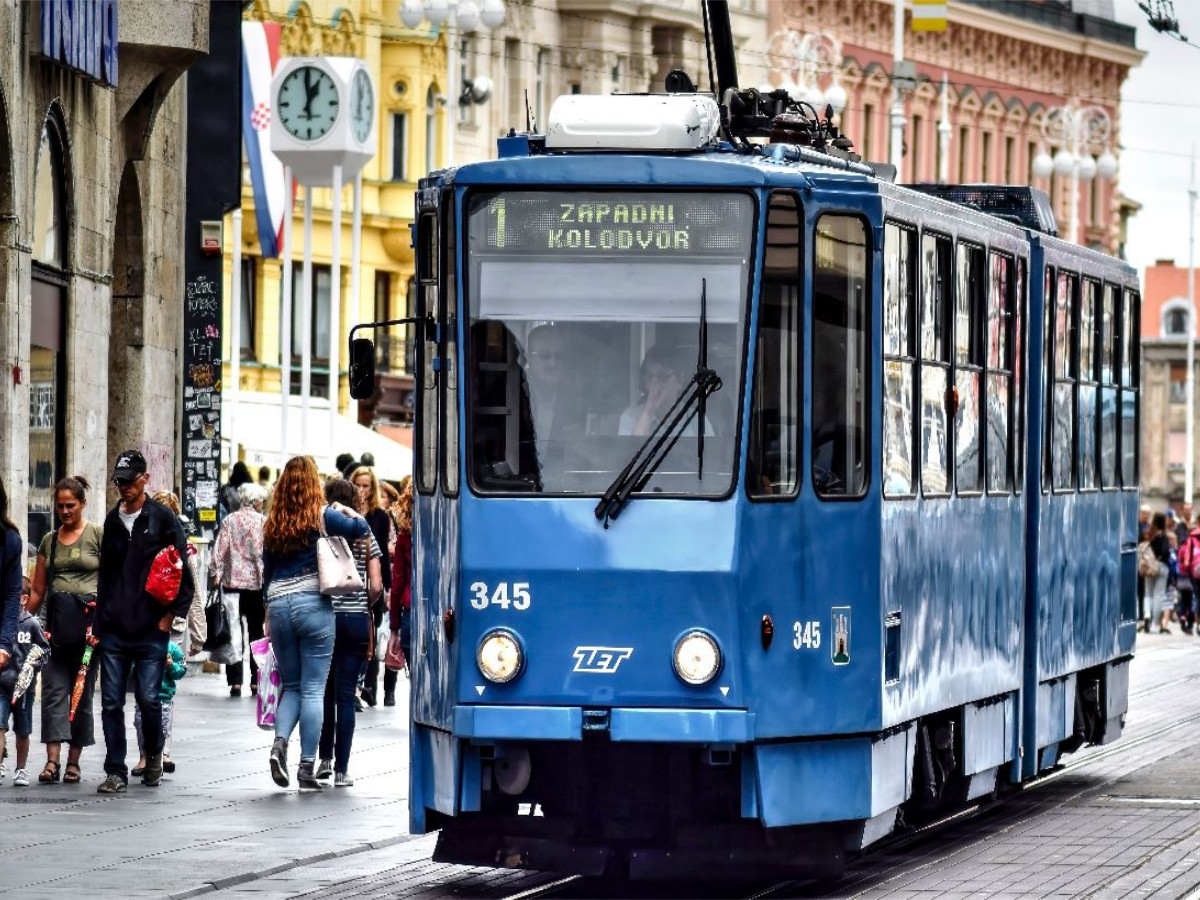 Eine Tatra KT4YU-Straßenbahn in Zagreb.