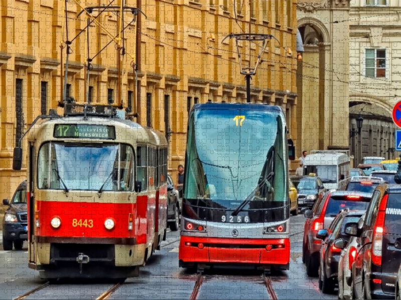 Eine moderne, niederflurige Gelenkstraßenbahn in Prag