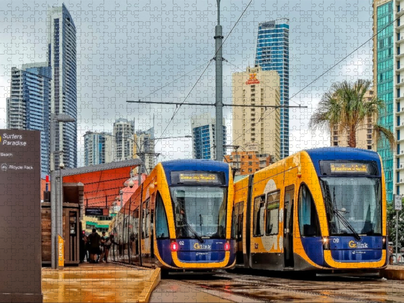 Zwei Straßenbahnwagen im Surfers Paradise, Gold Coast, Queensland, Australien