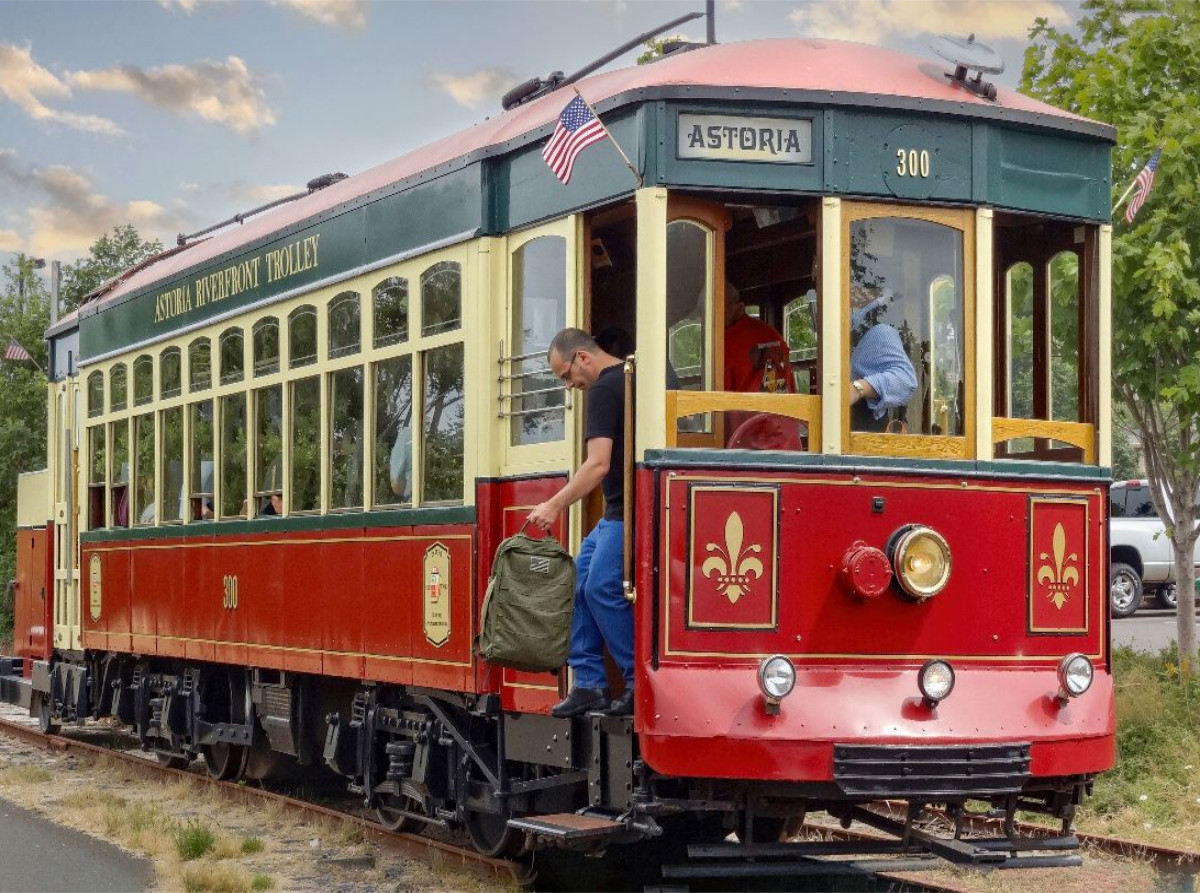 Diese historische Straßenbahn ist Teil der Astoria Riverfront Trolley-Flotte in Astoria, Oregon