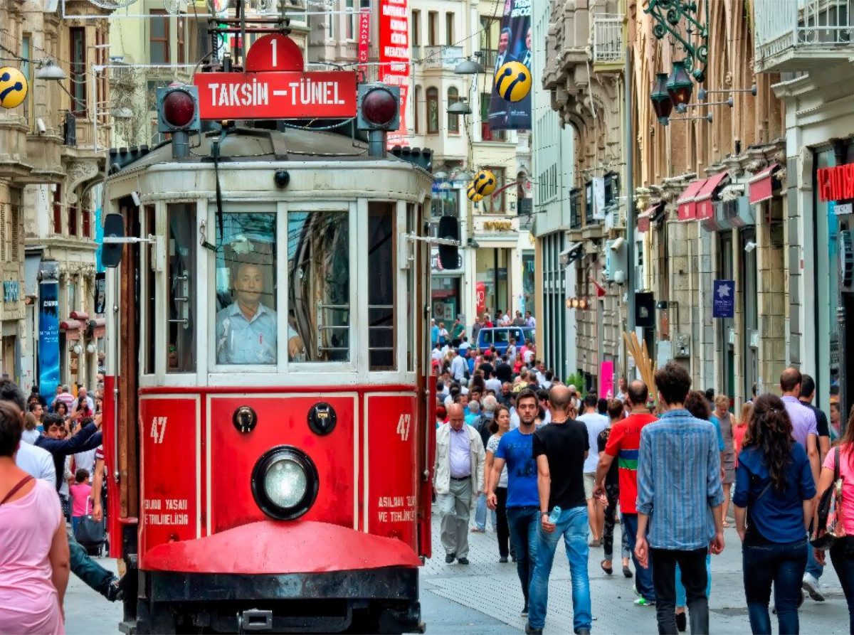 Nostalgische Straßenbahn in Istanbul