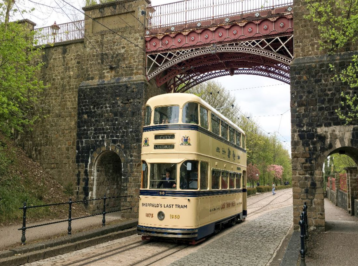 Die historische Straßenbahn Sheffield 510, die Straßenbahn fährt durch das National Tramway Museum in Crich, Derbyshire in Großbritanien