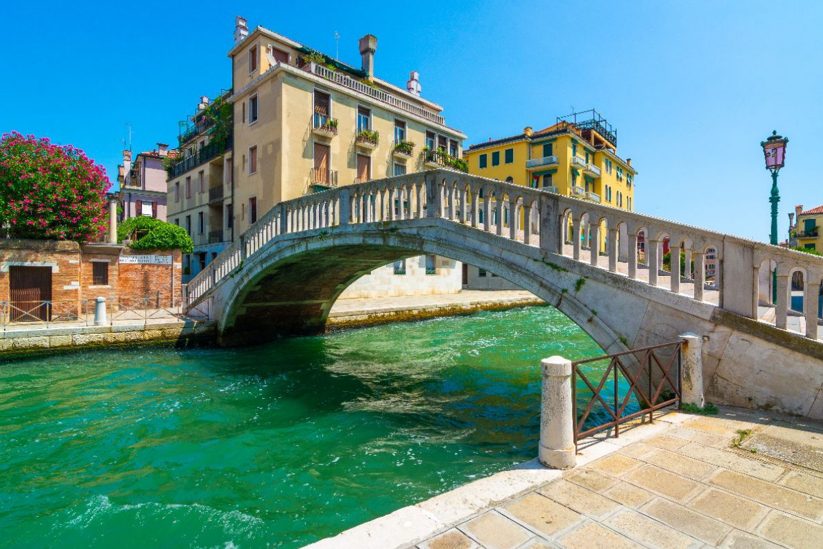 Die Brücke Ponte de la Sbiaca und Kanal Rio Dei Tolentini
