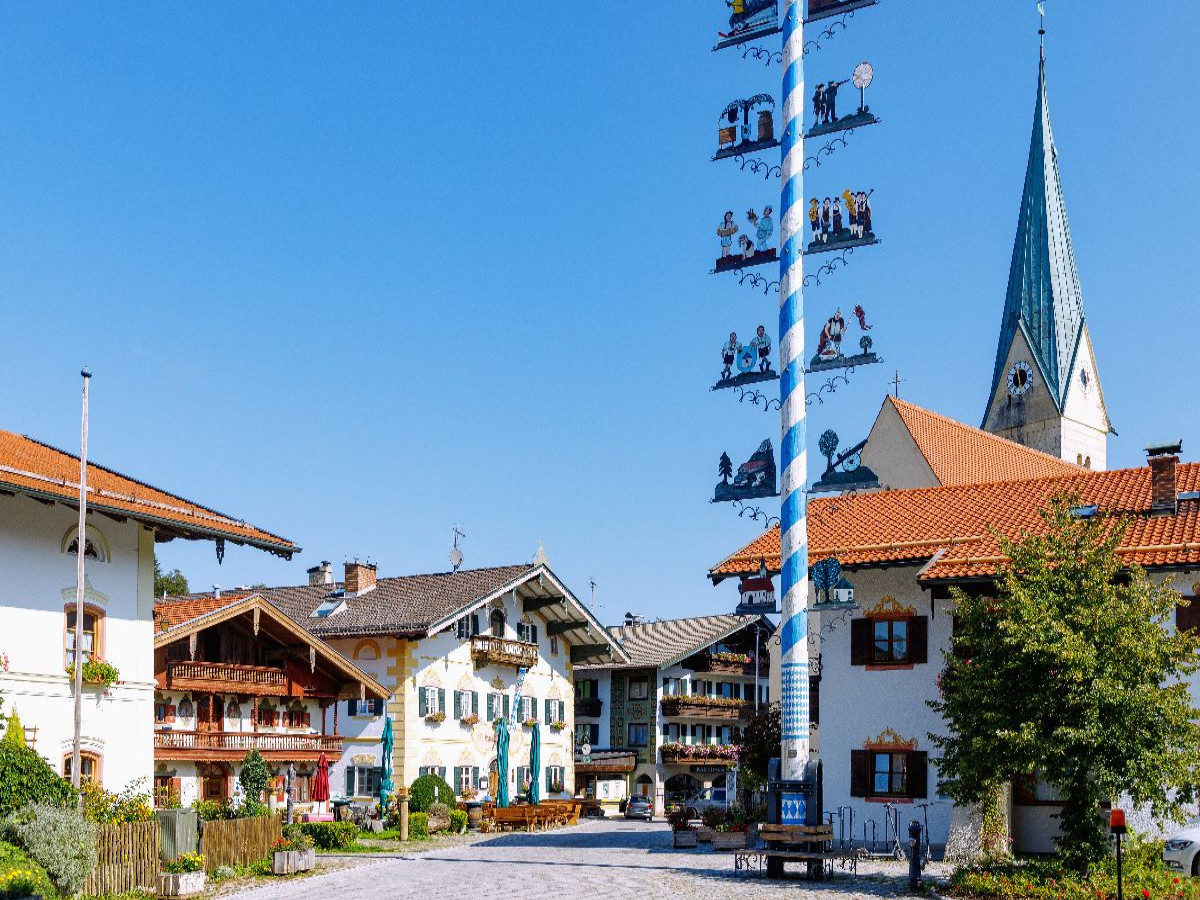 Marktplatz mit Schusterhäusl und Maibaum in Törwang