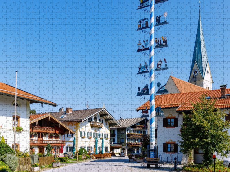 Marktplatz mit Schusterhäusl und Maibaum in Törwang
