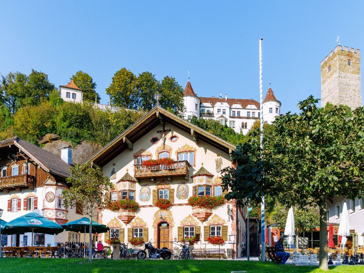 Marktplatz mit Haus zum Sailer und Schloss in Neubeuern