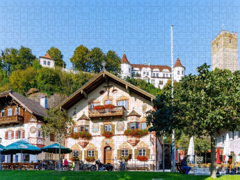 Marktplatz mit Haus zum Sailer und Schloss in Neubeuern