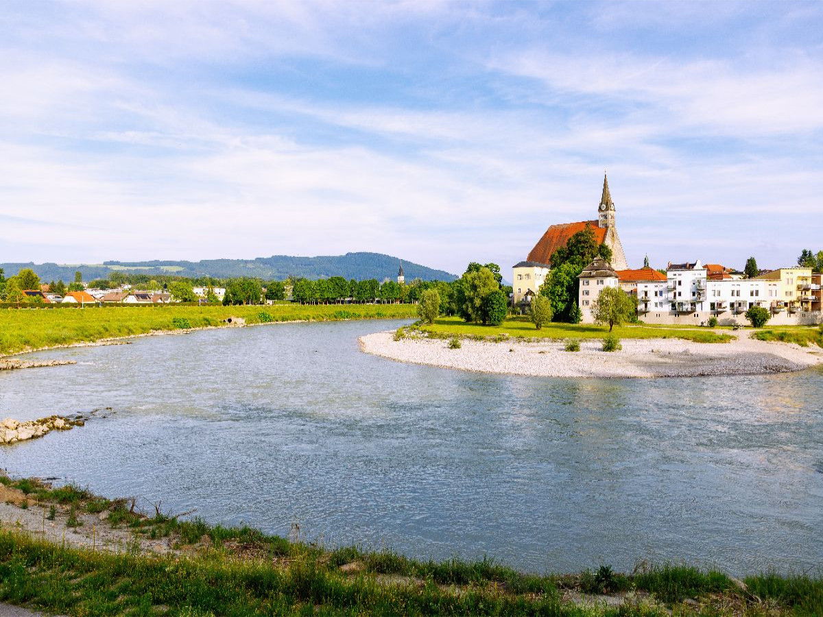 Laufen mit Salzachschleife und Kirche Mariä Himmelfahrt