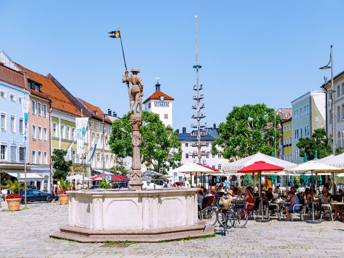 Stadtplatz mit Lindlbrunnen in Traunstein