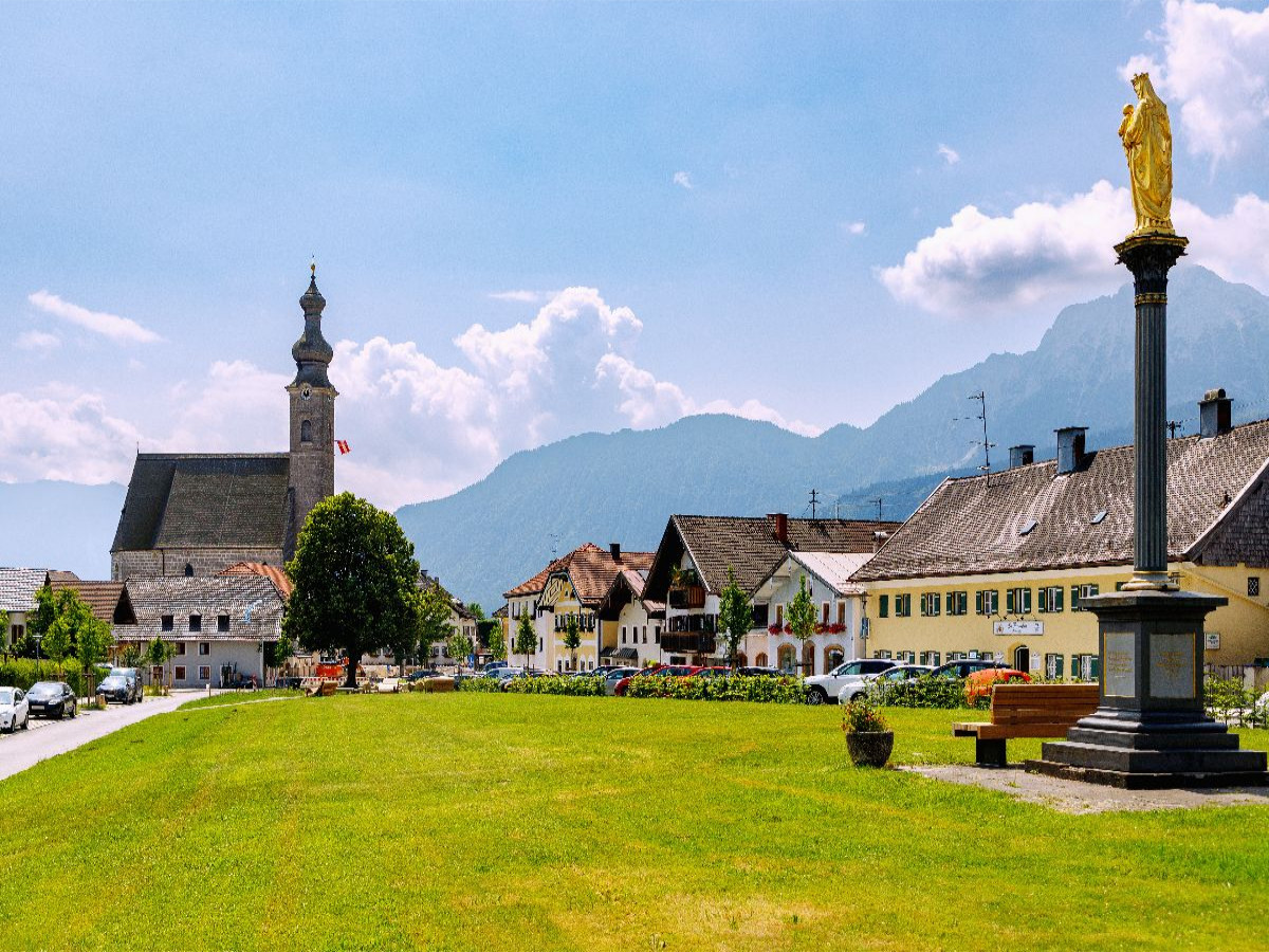 Dorfplatz mit Mariensäule und Kirche Mariä Himmelfahrt in Anger