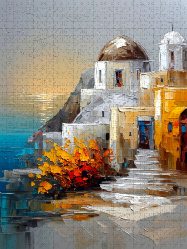 Blick auf die weißen Kykladenhäuser Santorinis, die im goldenen Licht des späten Nachmittags erstrahlen