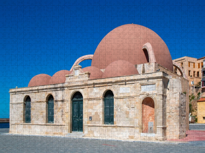 Die historische Küçük Hasan Pascha Moschee am Hafen