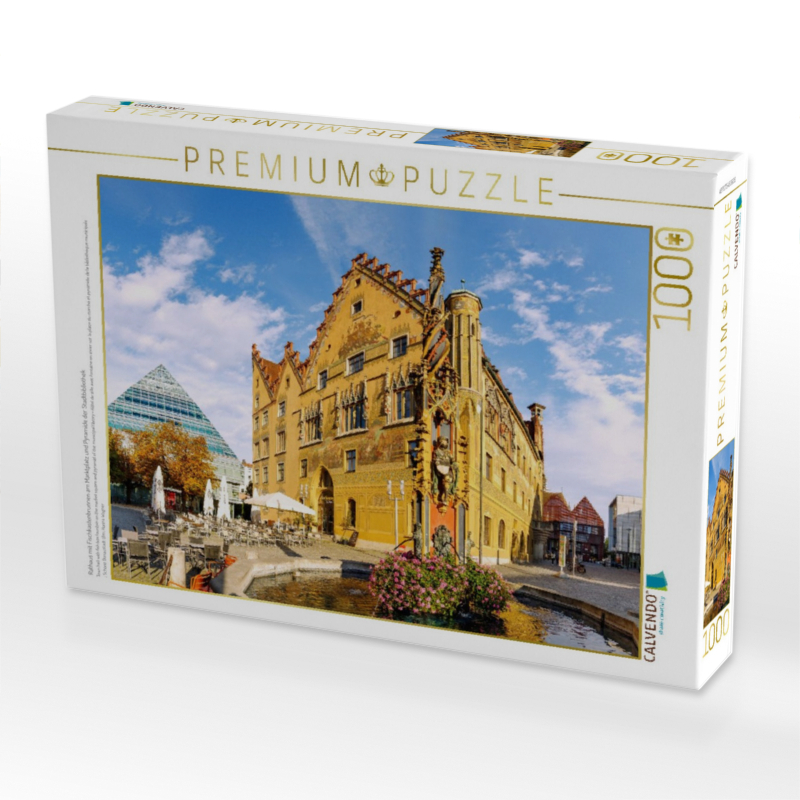 Rathaus mit Fischkastenbrunnen am Marktplatz und Pyramide der Stadtbibliothek