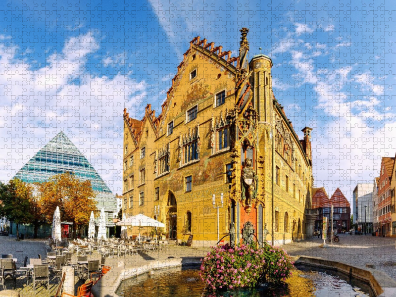 Rathaus mit Fischkastenbrunnen am Marktplatz und Pyramide der Stadtbibliothek