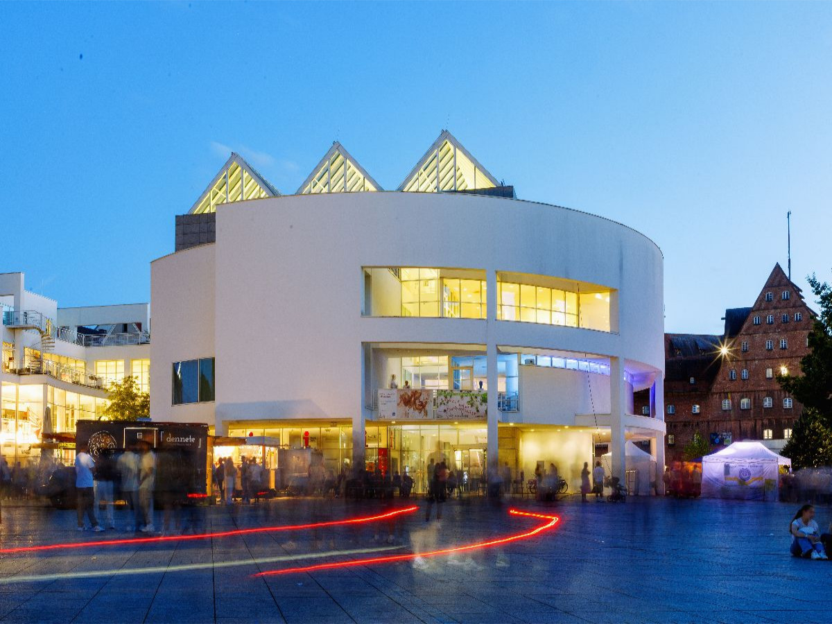 Stadthaus von Richard Meier am Münsterplatz im Abendlicht