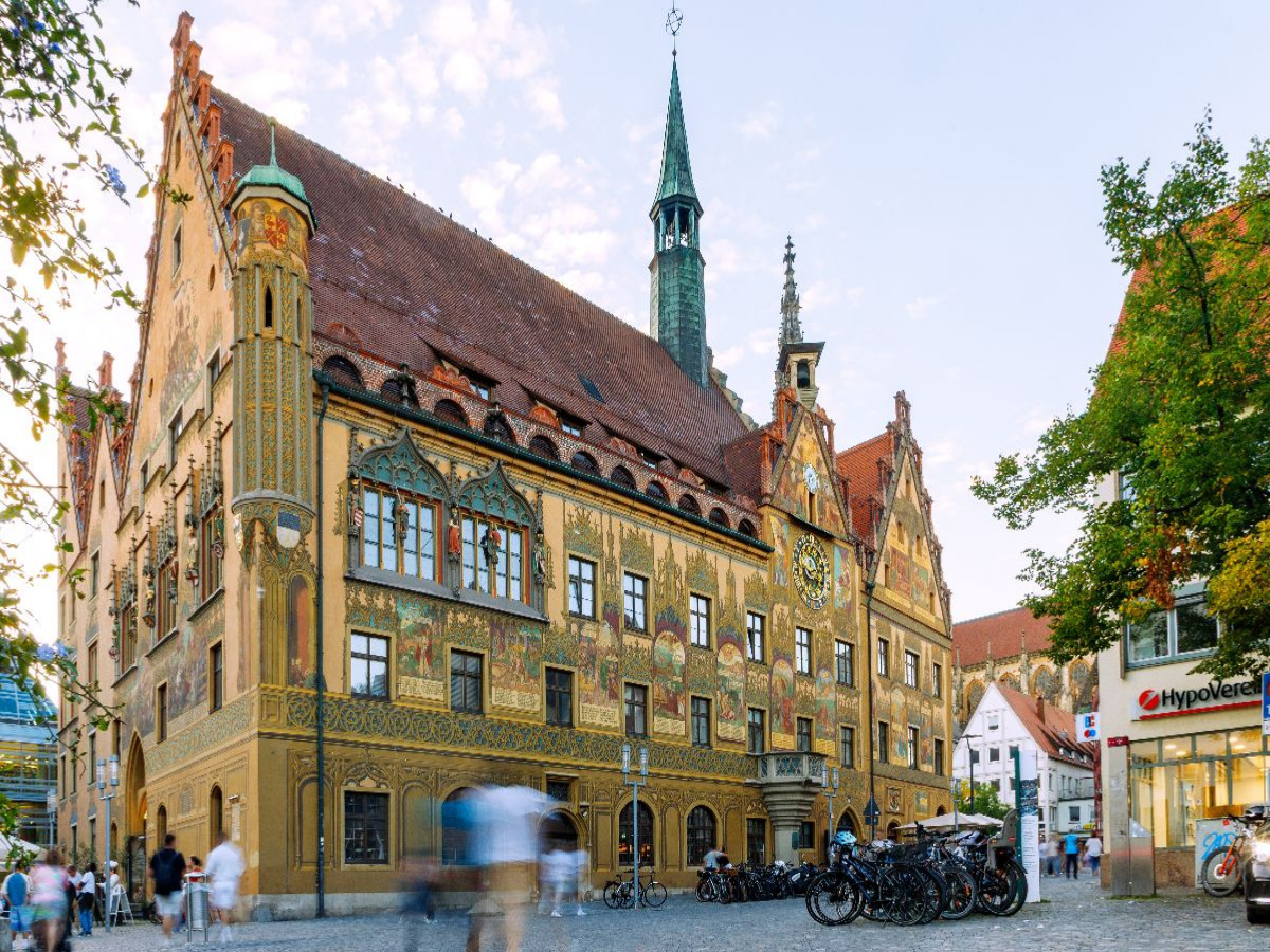 Ulmer Rathaus und Marktplatz am Abend