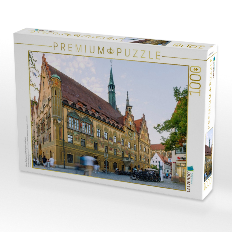 Ulmer Rathaus und Marktplatz am Abend