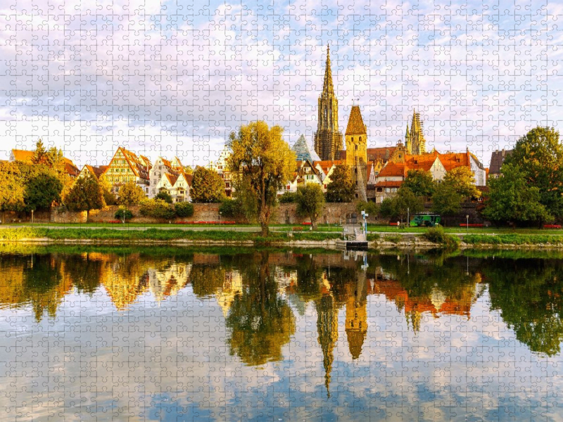 Donauschwabenufer mit historischen Häusern Unter der Metzig, Stadtbibliothek, Ulmer Münster und Metzgerturm