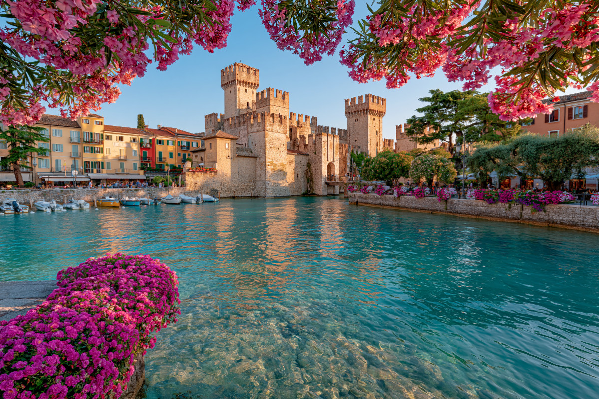 Sirmione – Frühlingsblüten an der Scaligerburg