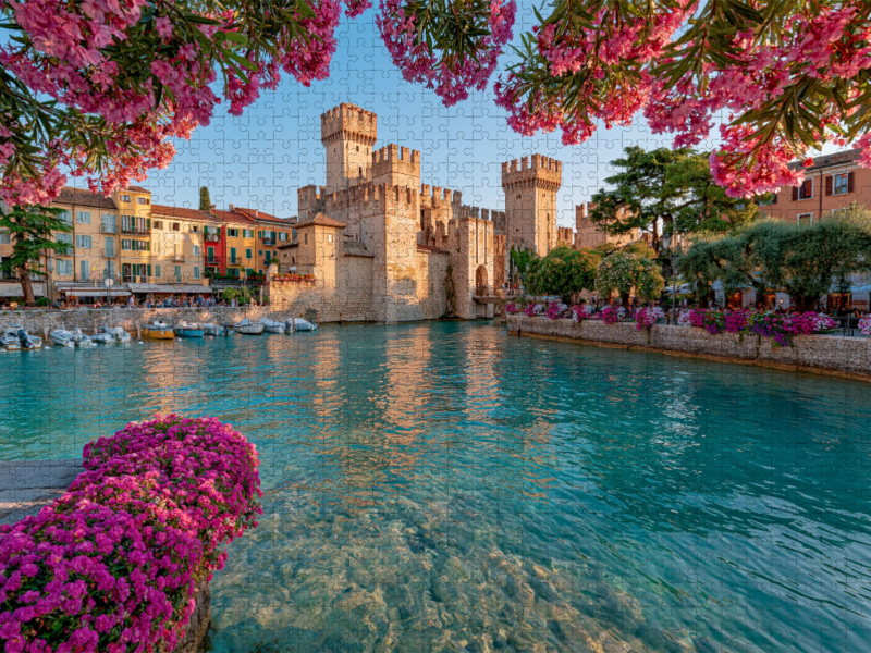 Sirmione – Frühlingsblüten an der Scaligerburg