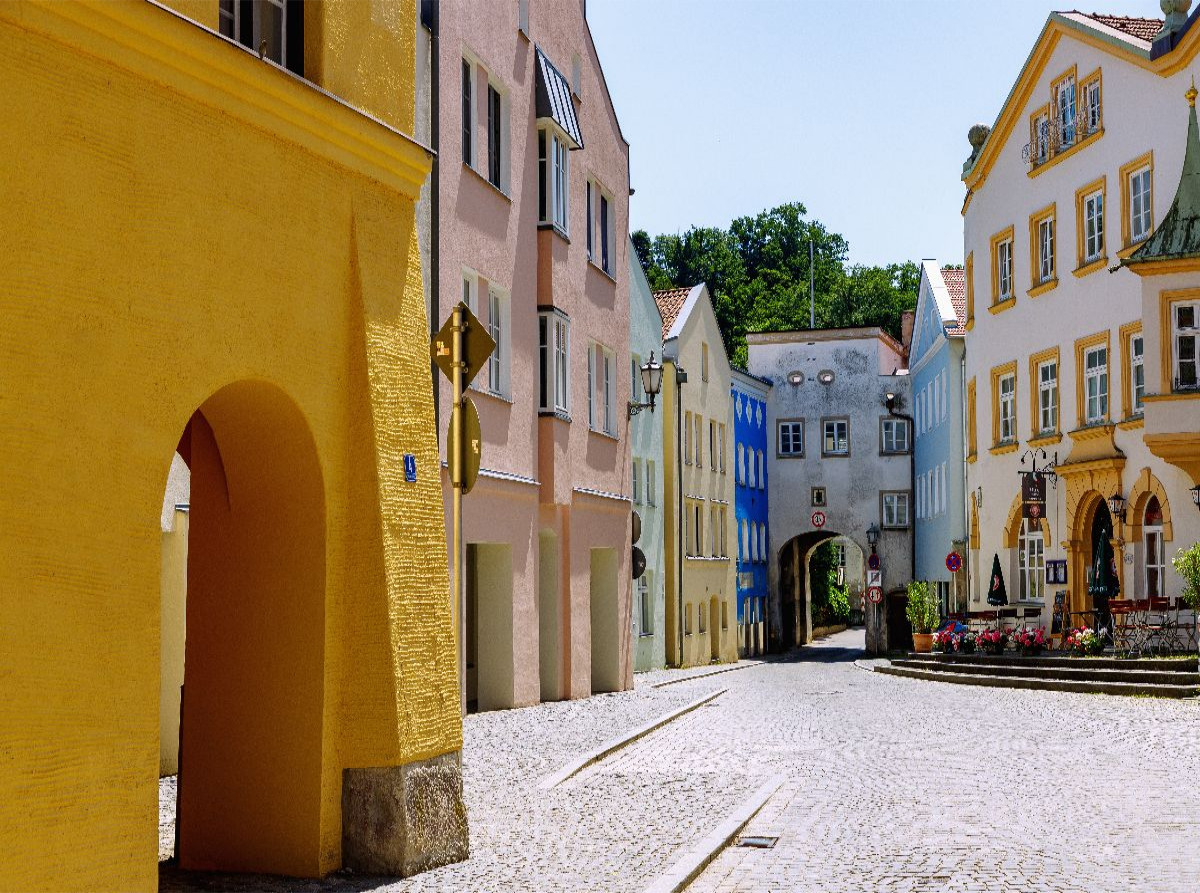Markt Kraiburger Marktplatz mit Häusern im Inn-Salzach-Stil und Trostberger Tor