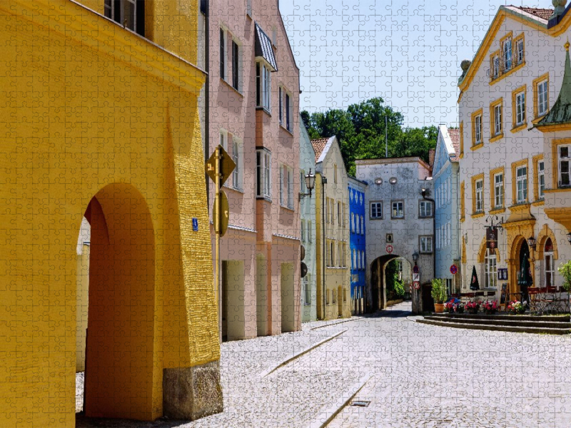 Markt Kraiburger Marktplatz mit Häusern im Inn-Salzach-Stil und Trostberger Tor