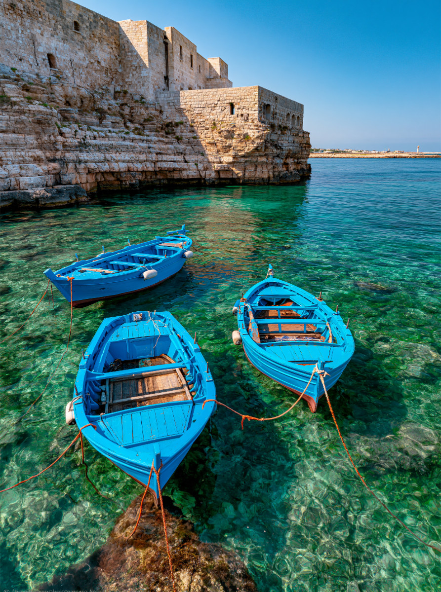 Monopoli, Apulien – Traditionelle Fischerboote im historischen Hafen