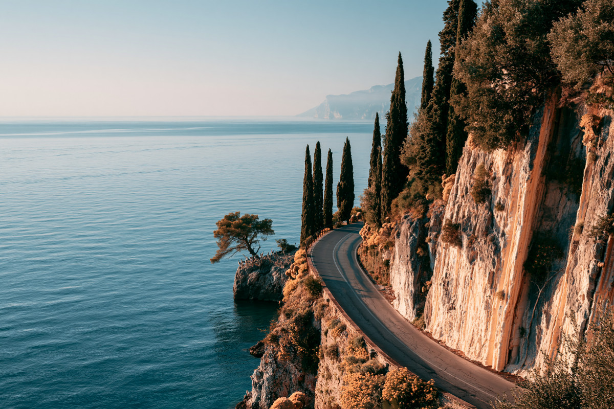 Toskana, Italien – Küstenstraße zwischen Zypressen und Meer