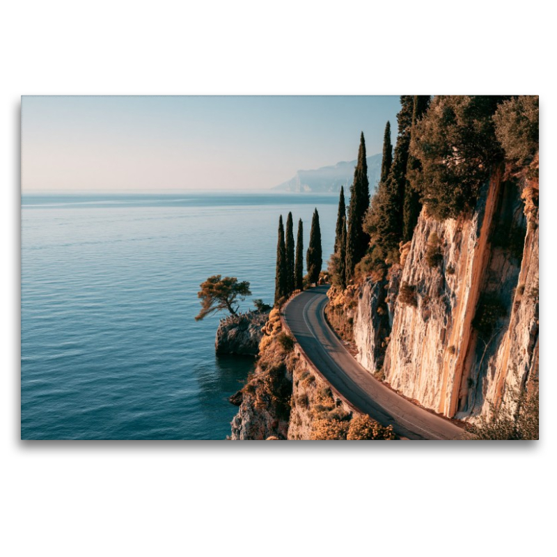 Toskana, Italien – Küstenstraße zwischen Zypressen und Meer