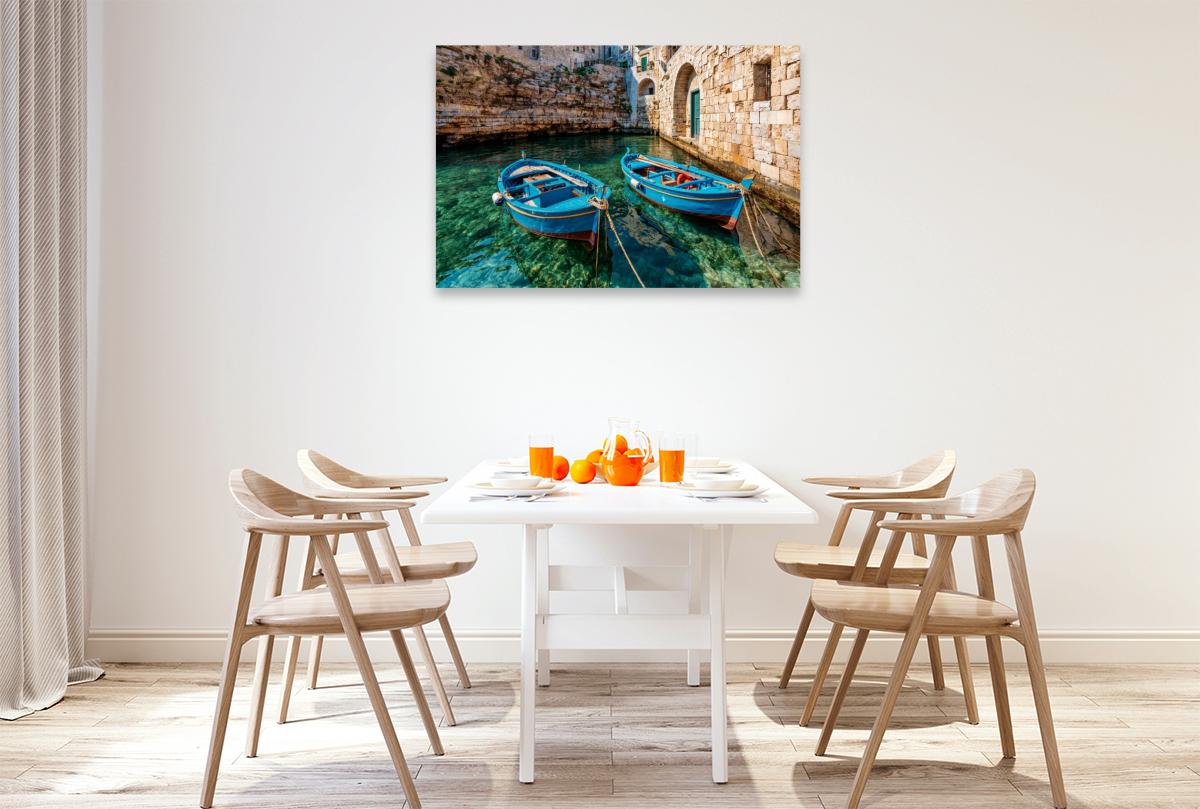 Monopoli, Apulien – Traditionelle Fischerboote im historischen Hafen