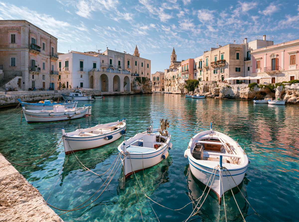 Sizilien, Italien – Kleine Boote im ruhigen Hafenbecken