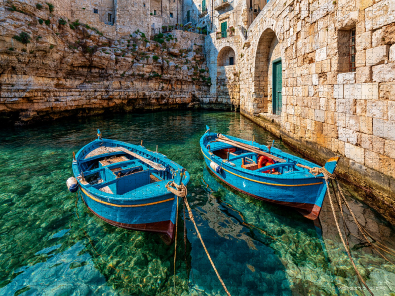 Monopoli, Apulien – Traditionelle Fischerboote im historischen Hafen
