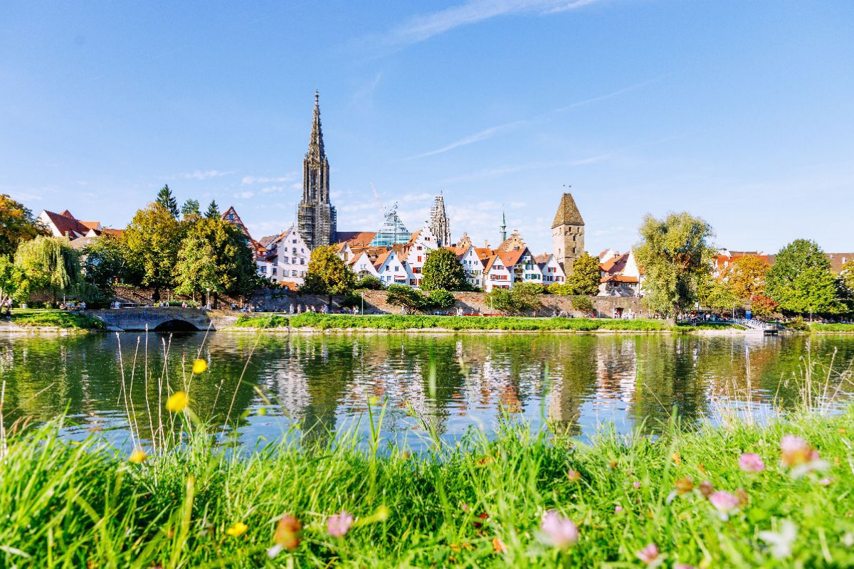 Ulm: Donauschwabenufer mit Ulmer Münster und Metzgerturm