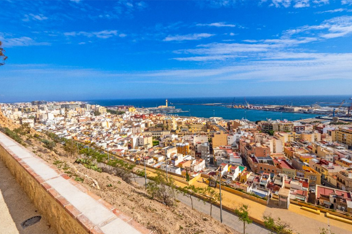 Die schöne Hafenstadt Almeria