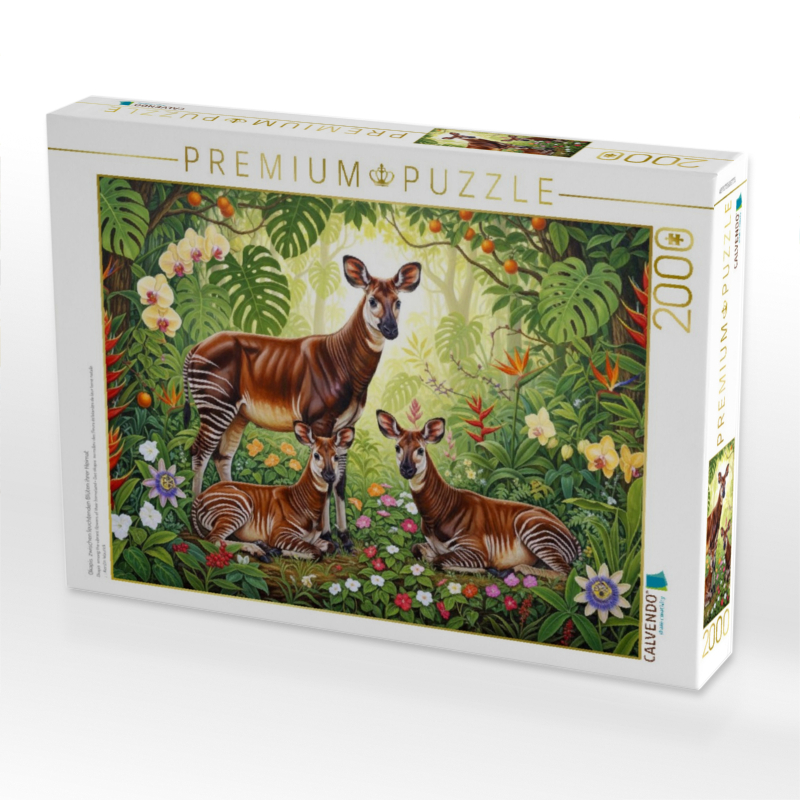 Okapis  zwischen leuchtenden Blüten ihrer Heimat