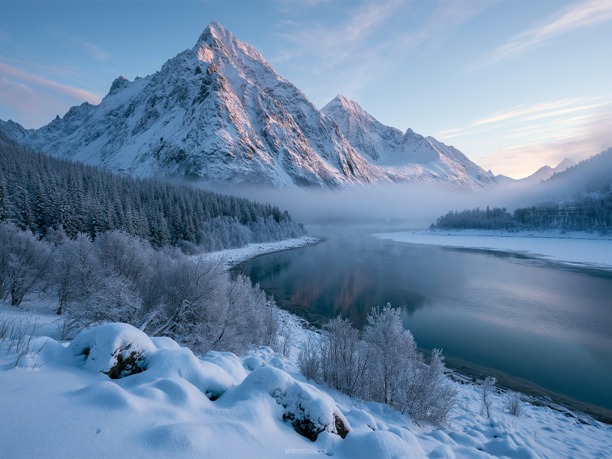 Lofoten, Norwegen – Gefrorener See
