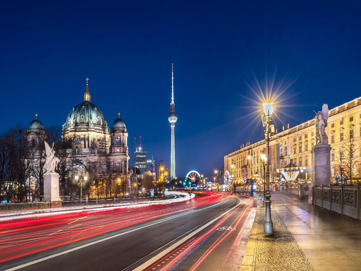 Berliner Dom und Fernsehturm in dynamischer Abendstimmung