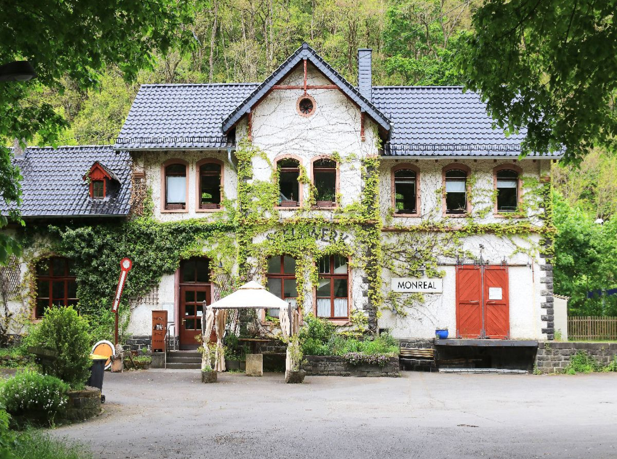 Am Bahnhof von Monreal