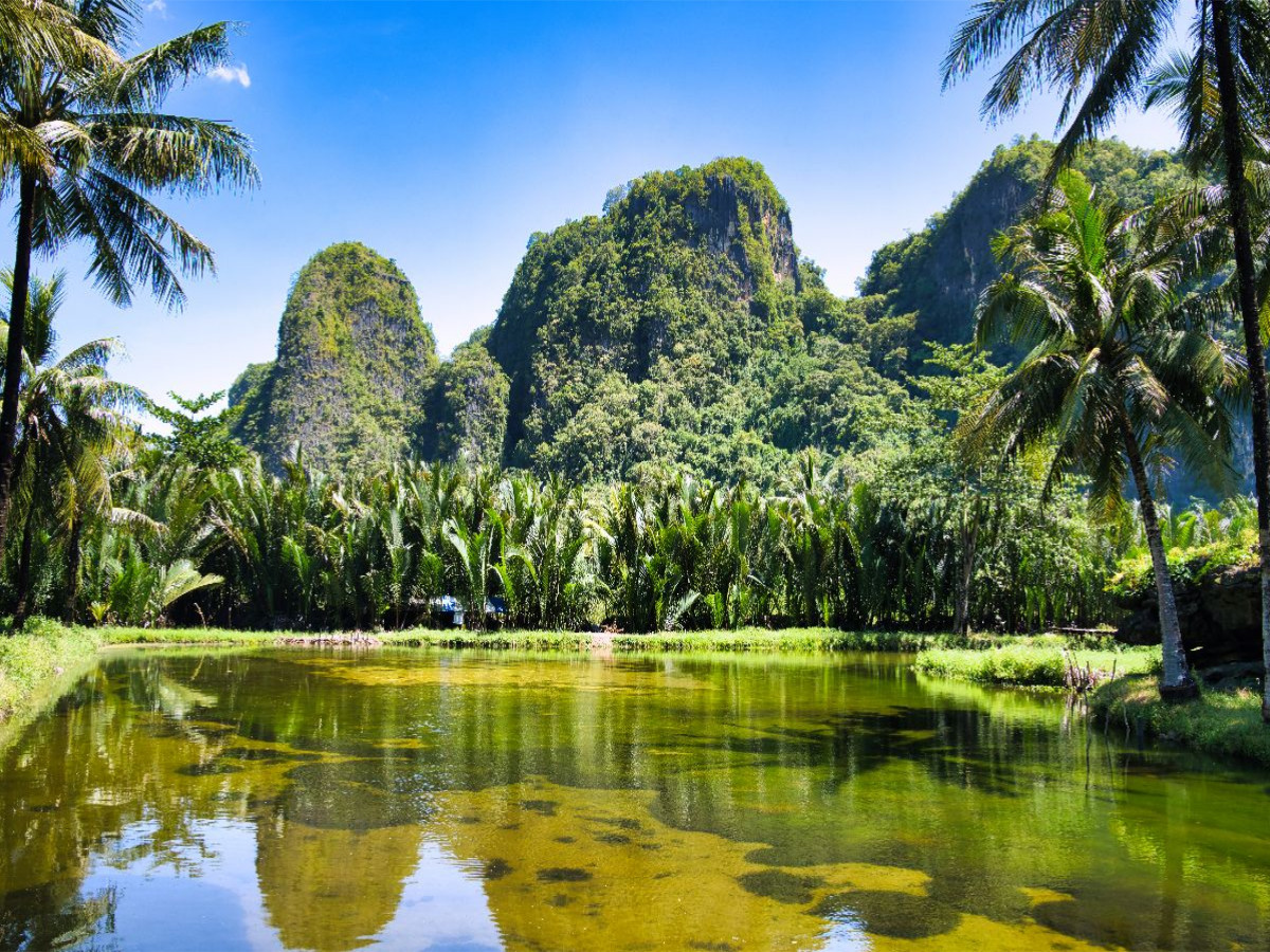 Karstlandschaft Ramang Ramang – wo Felsen wie vergessene Kathedralen aus dem Wasser steigen
